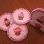 Dekoratv muffin mintval dsztett pohraltt 6 db altt s egy tartdoboz tartozik a szetthez Anyaga Papr Mrete tmr 10 cm