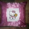 Hello Kitty s dszprna Baba mama gyerek Gyerekszoba Falvd takar A Hello Kitty s minta keresztszemes hmzssel kszlt a prna alapja szatn anyag cipzros Meska