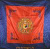 Nagy brokt asztaltert a tibeti 8 szerencsejellel Mrete 100 x 100 cm A tert egy tibeti buddhista kolostor Rinpoche tl kln ldst kapott a felhasznlk javra