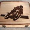 Motoros kzzel getett fa doboz NAGY Baba mama gyerek Frfiaknak Otthon lakberendezs Famegmunkls Mindenms A fadoboz 25 5 cm x 21 cm x 8 cm mret nem rekeszes Belegettem a mintt majd lakkozva le