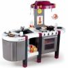 A Smoby Tefal jtkkonyha 33 kiegszt elembl ll A jtkkonyha st rsze s a polc rsze nyithat A mosogat vzcsappal felszerelt a fzlap pedig hangokat ad ki A kpeken lthat kiegsztk tart