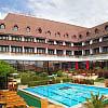 Ablak a vrosra ablak Sopronra A Hotel Sopron 10 percre fekszik az osztrk magyar hatrtl 60 km re Bcstl 90 km re Pozsonytl ezltal egyedlll lehetsget biztostva a rgi bebarangolsra Hangu