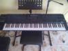 Elad egy Roland G800 tpus szintetiztor lvnnyal s szkkel
