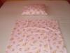 100 pamut 2 rszes gyermek bbi gynem huzat ovis mretben Mintja nagyon aranyos rzsaszn alapon macis mints ezrt els sorban kislnyoknak ajnljuk Mretek paplan 90x130 cm prna 40x50 cm Tarts 