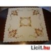 Kzzel hmzett asztaltert Mrete 83 x 83 cm Anyaga vajszn napvszon alap Hmzs arany s burgundivrs gyngyfny fonallal Kzi mosszerrel 40 C fokon moshat knnyen vasalhat Ehhez a terthz