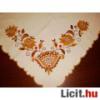 Kzzel hmzett asztaltert tulipnmintval Mrete 80 x 85 cm Anyaga vajszn napvszon alap Ehhez a terthz vsrolhat ugyanilyen mintval kszlt 33 x 85 cm mret kisebb tert is amit kln hir