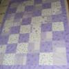 Lila patchwork takar 20x20cm es kockkbl falvd Otthon lakberendezs Lakstextil Varrs Patchwork foltvarrs Egy hasznos takar lnyoknak mret 170x125cm Ez a takar alkalmas gy letakarsra s ta