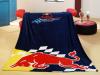 Stlusosan elegns polr pld a Red Bull csapat rajonginak hangslyos biks motvummal s csapat logval Mret 130x170 cm