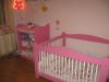 Eladv vlik nagyon csajos egyedi kszts iker babagyunk s a hozz tartoz pelenkz pink fehr sznben Az gy 4 magassgban llthat 135x140 mret Novetex kkusz matraccal kivehet oldalrccsa