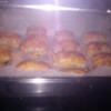 A leveles tsztt lisztezett deszkn kinyjtjuk majd pizzakrmmel megkenjk Elharmadoljuk a virsliket s felkockzzuk a kinyjtott tsztt A virsliket a tszta lapocskkra tesszk s a szleket behajt