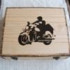 Apknak is Motoros mintval dsztett getett fa doboz Frfiaknak Otthon lakberendezs Magyar motvumokkal Baba mama gyerek A fadoboz 25 5 cm x 21 cm x 8 cm mret bell nem rekeszes Belegettem a min