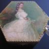 Sissi dsz vagy kszerdoboz Dekorci Otthon lakberendezs Troleszkz Doboz Decoupage szalvtatechnika Festett trgyak 16 cm tmrj 8 cm magas fa dszdoboz Festve decoupage technikval Sissi kirl