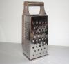 4 oldal fm reszel durva kzepes finom reszel Alma sajt vagy akr citrom reszelsere is alkalmas Tulajdonsgok Anyaga fm Mret 24 cm magas Reszel rsz mrete 80 mm 160 mm