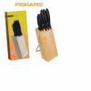 Kskszlet a Fiskarstl amely kt hmozkst 7 s 11 cm egy konyhai kst 21 cm egy kenyrvg kst 21 cm s egy japn kst tartalmaz A KitchenSmart kssorozat mindennapos hasznlatra tervezett konyhai