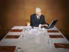Idsebb ember CEO ls Vg mrvny asztal tancskozs