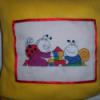 Bogy s Babca pt Baba mama gyerek Gyerekszoba Falvd takar Hmzs Varrs Keresztszemes technikval kszlt puha lelgetnival prna mely Bartos Erika kt aranyos figurj Meska