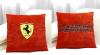Stlusosan elegns puha rints plsss dszprna a Ferrari csapat rajongi szmra Egyik oldaln Ferrari emblmval msik oldaln Scuderia Ferrari logval melyek mind varrottak Mret 40x40 cm