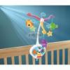 A Fisher Price 2 az 1 ben kisgyforg szletstl kezdve kellemes krnyezetet biztost a babnak A zenl fejleszt jtk kisgyba vagy jrkra rgztve szrakoztat kedves kis figurkat forgat a cs
