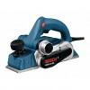 A Bosch GHO 26 82 kzi gyalugp ers motorral szerelt de mgis knny A gyalutengely acllemezekbl ll a terhelhetsge jval nagyobb mint a hagyomnyos aluminium tengelyek s kevsb srlkeny Egy