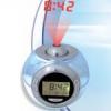 Elemes ra projektoros kijelzssel FM rdi breszts Naptr breszts 5 fle termszetes hangra 7 szn vilgt LED kijelzs zem 4 5 V DC 3 x UM4 AAA elem Mret 110 mm x 85 mm