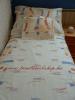 A termkeknl mindenkor egy 3 rszes garnitra nagyprna 70 90 kisprna 40 50 paplan 140 200 cm ra tallhat melyek hzzrral kszlnek Moss gynemhuzatokat mindenkor kifordtva sznkml mospor