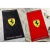 Stlusosan elegns strand trlkz a Ferrari csapat rajonginak Kzpen egy nagy Ferrari emblmval kt vgn Scuderia Ferrari logval Piros s fekete sznben is kaphat Mret 75x150