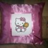 Hello Kitty s dszprna Baba mama gyerek Gyerekszoba Falvd takar A Hello Kitty s minta keresztszemes hmzssel kszlt a prna alapja szatn anyag cipzros moshat Meska