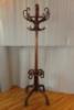 Thonet fogas 20 sz eleje Hajltott bkkfbl Eredeti szp fellelt tiszttott llapotban minimlis hibval jelzs nlkl Mret 204 cm magas d 74 cm Thonet c