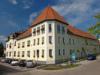 A Hotel Korona Eger stlutcjnak szomszdsgban a belvros egy csendes rszn fogadja vendgeit Hrom s ngycsillagos szrnyban sszesen tbb mint 60 szoba s apartman tallhat A hotel alatti p