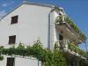 1db 2 hls apartman melybl az egyik szoba franciagyas a msikban 2db egyszemlyes gy van ignyesen berendezett frdszoba sarokkddal nappali konyha kihzhat kanapval 2 fre nagy terasszal gyny